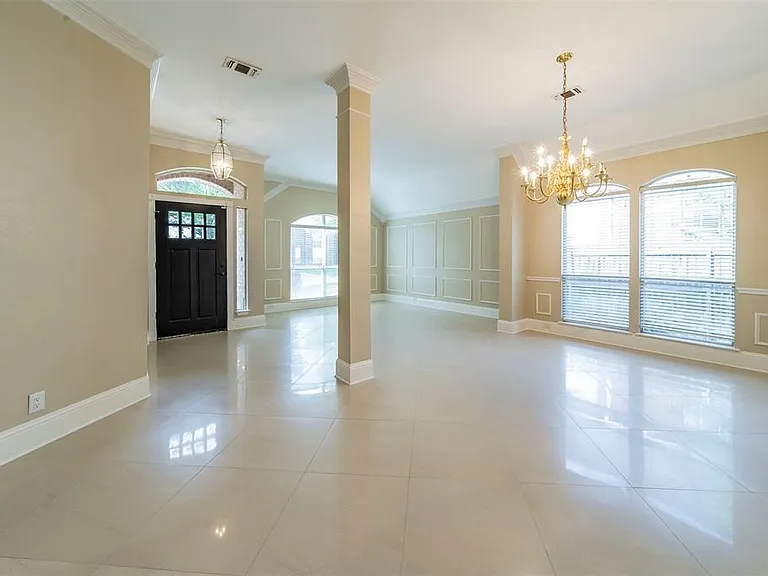 2231 Templeton Dr — Photo 3