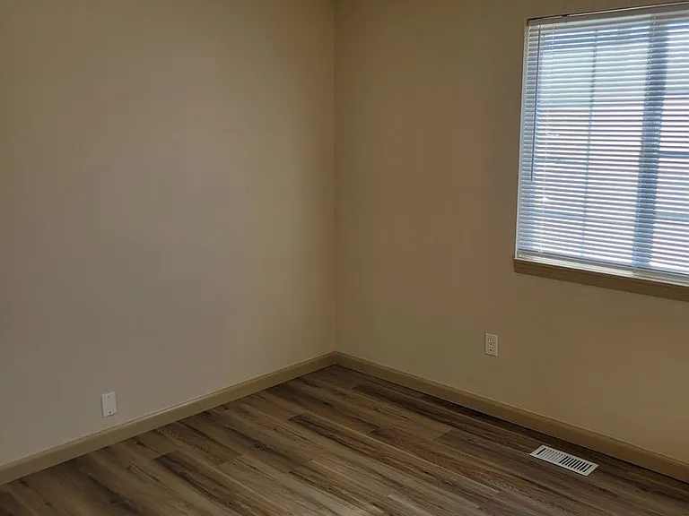 412 Alexander St NE — Photo 24