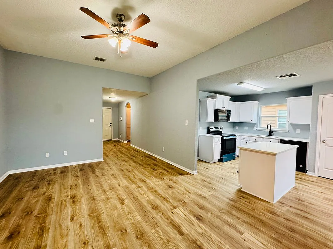3 bed, 2.0 bath, 1330 sqft, $1,650 — Photo 2