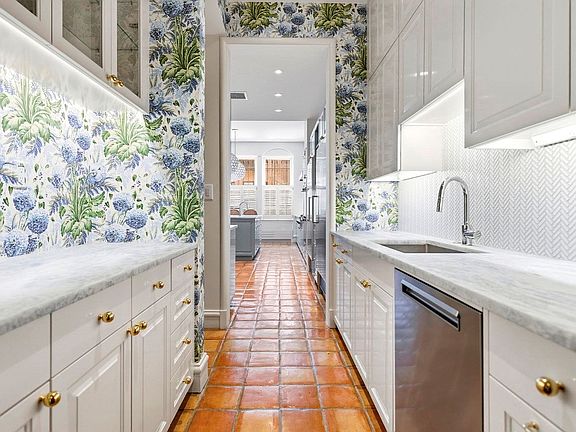 4th image of 122 Marlborough St