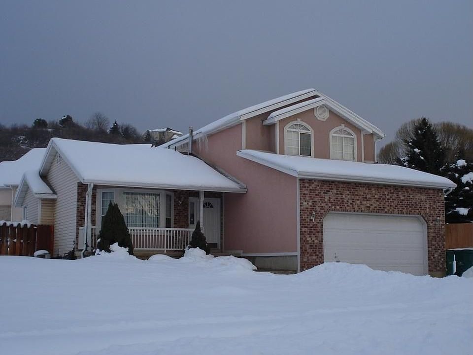 5 Bedrooms Fully Finished Basement!