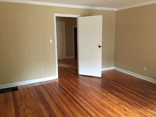 5th image of 106 Clegg St