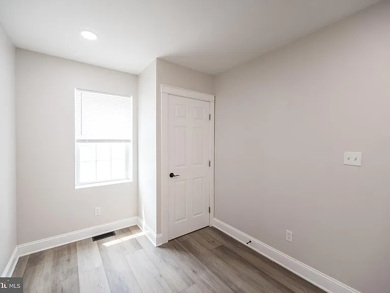 521 N Douglas St — Photo 15