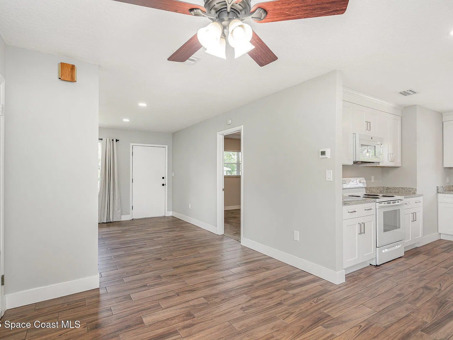 3 bed, 2.0 bath, 1265 sqft, $1,900 — Photo 4