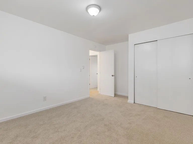 Marlowe Apartments — Photo 24