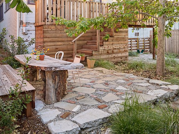 backyard dining area by Terremoto