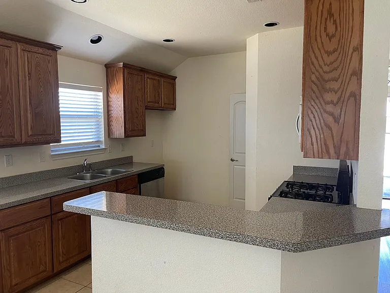 412 Windridge Dr — Photo 2