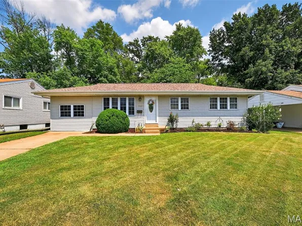 685 Mark Twain Dr, Florissant, MO 63031