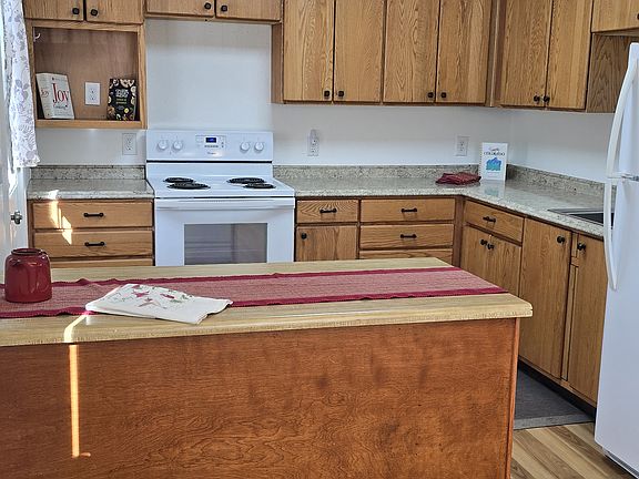 Cute kitchen with roll out cabinets, dishwasher, tons of storage