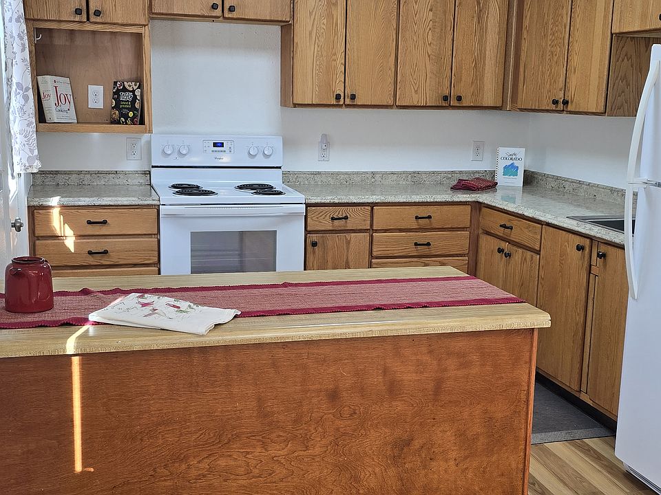 Cute kitchen with roll out cabinets, dishwasher, tons of storage