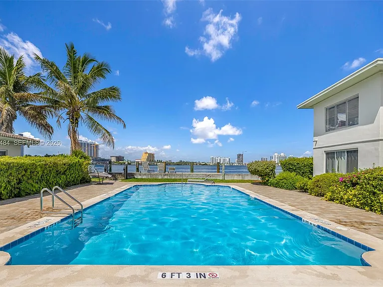 2250 Bay Dr #7 — Photo 4