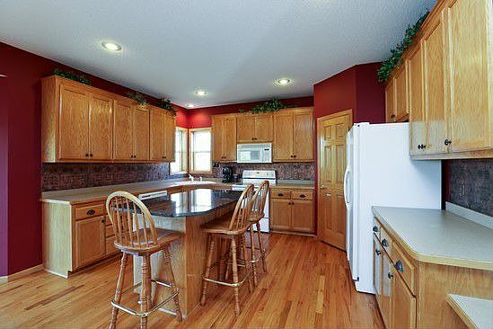 Large Kitchen with granite topped island/breakfast bar