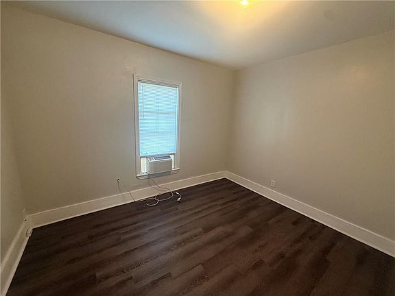 5th image of 423 Devon St