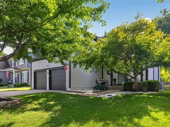 16122 S Stagecoach Dr, Olathe, KS 66062