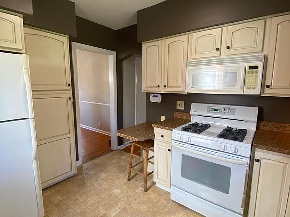 Gas stove and bar. Plenty of storage.