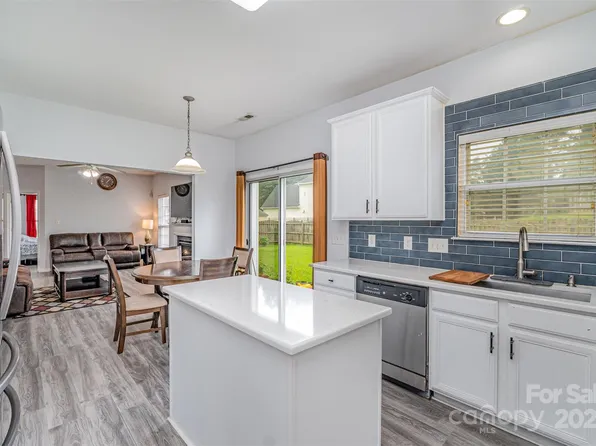 2823 Oakdale Pasture Dr, Charlotte, NC 28216