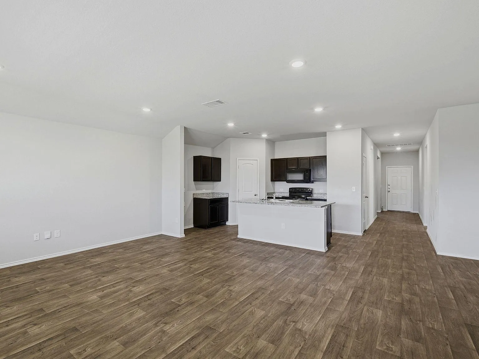 4 bed, 2.0 bath, 1845 sqft, $2,050 — Photo 3