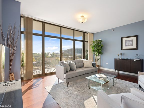 5th image of 1335 S Prairie Ave Unit 702