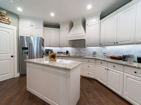 2nd image of 131 Lakeway Ln