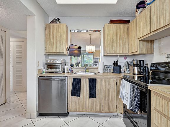 5th image of 6795 Huntington Lane #205