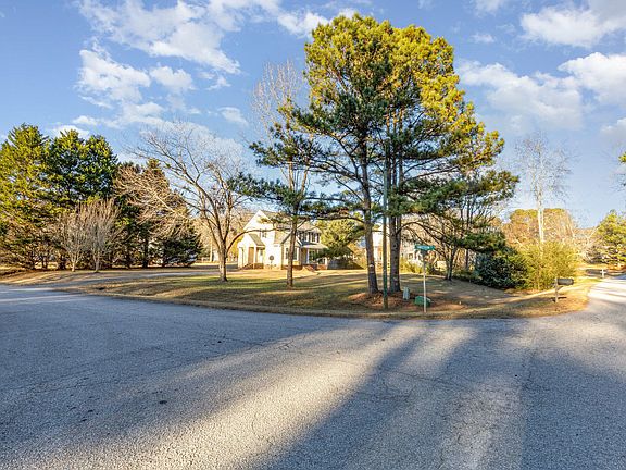 3rd image of 2208 White Oak Cir