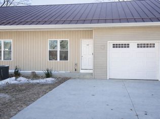 104 7th St #B, Fayette, IA 52142