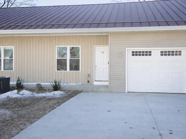 104 7th St, Fayette, IA 52142