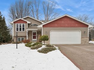 2229 Ariel St N, Maplewood, MN 55109