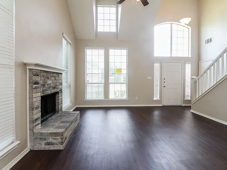 317 Pebblebrook Ln — Photo 3