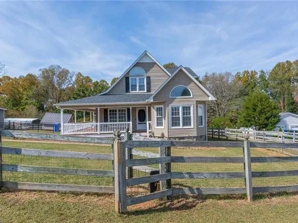 5714 Rolling Meadows Rd, Randleman, NC 27317