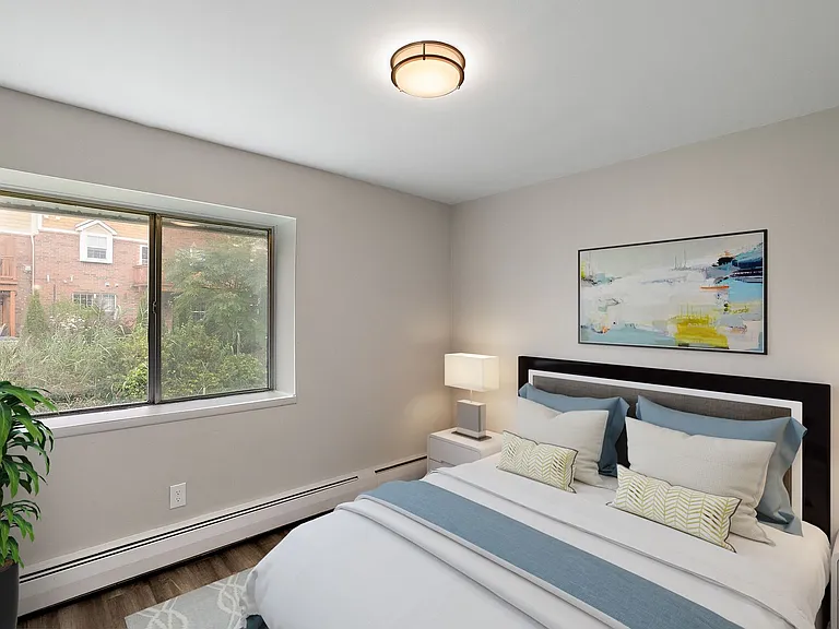 Hines Park Place Apartments — Photo 17