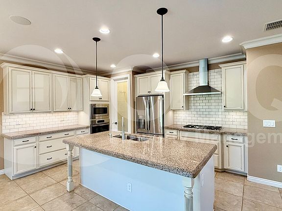 4th image of 220 E Horseshoe Dr