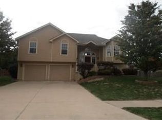 802 Brielle Ct, Greenwood, MO 64034