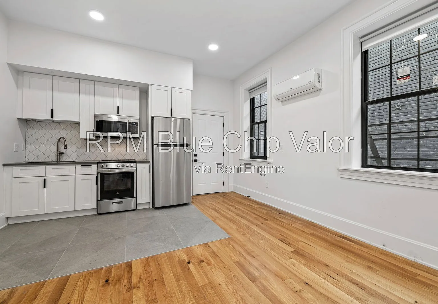 2 bed, 1.0 bath, 704 sqft, $1,200 — Photo 1
