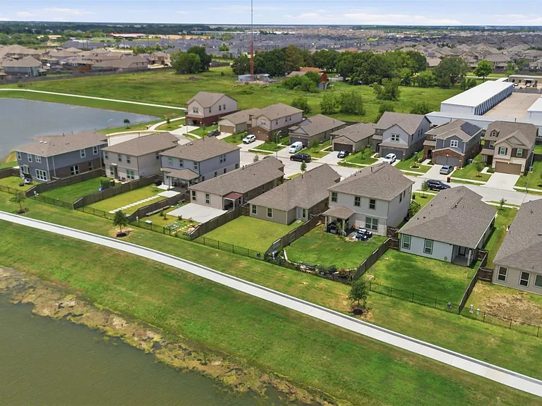 25343 Trinity Oakley Ct — Photo 31