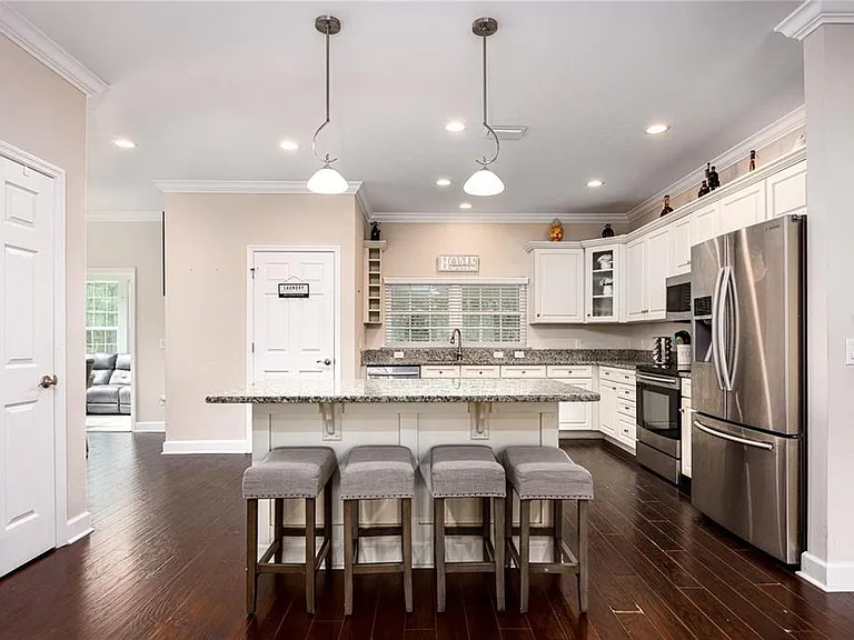 5504 NW 34th St — Photo 3