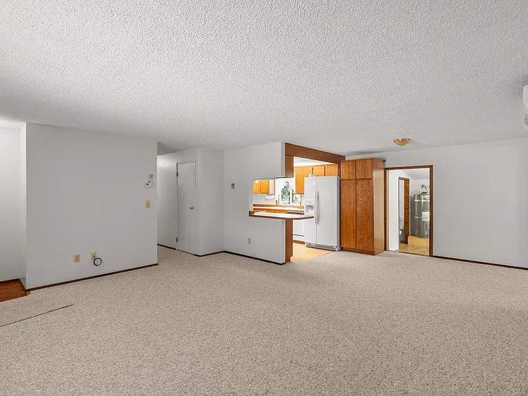 630 Bender Ln — Photo 3