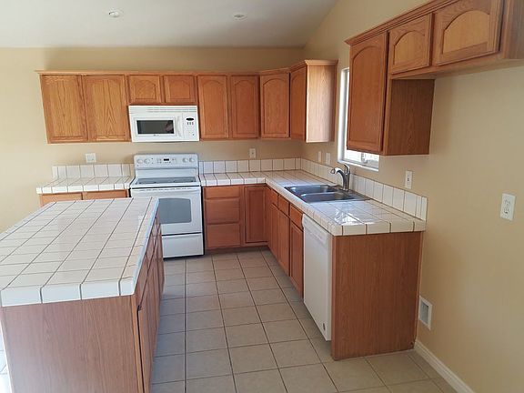 3rd image of 976 N Alamo Ave