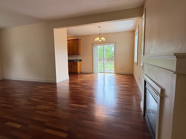 2105 NE Cleveland Ave — Photo 5
