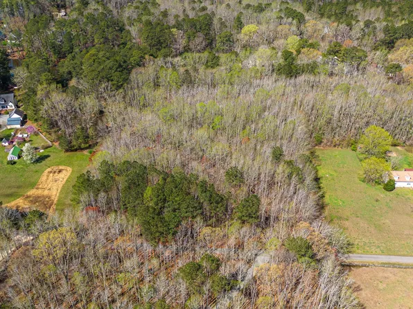 17 Pine Reach Dr, Kilmarnock, VA 22482