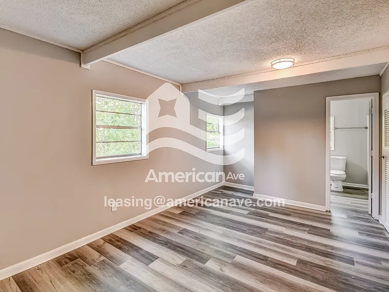 1430197_002_living_room_13719308.jpg
