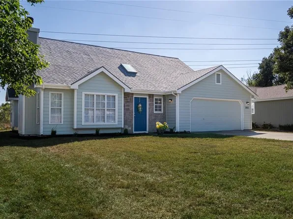 2821 Bluestem Dr N, Lawrence, KS 66047