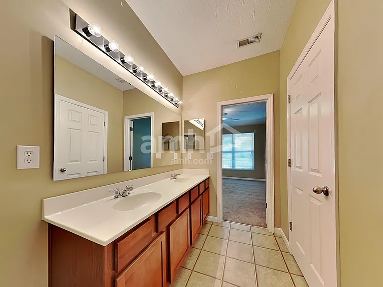4207 N Yorkshire Sq — Photo 16