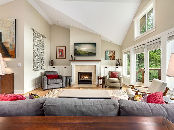 5th image of 4065 Bluff St NE