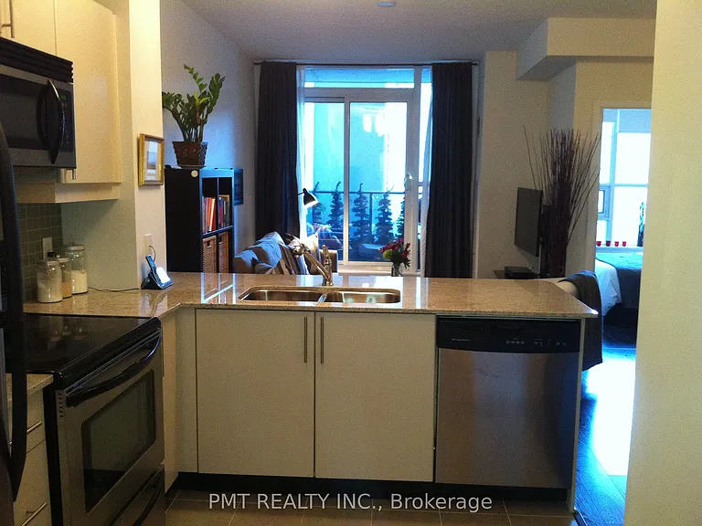 18 Harbour St #301 — Photo 5