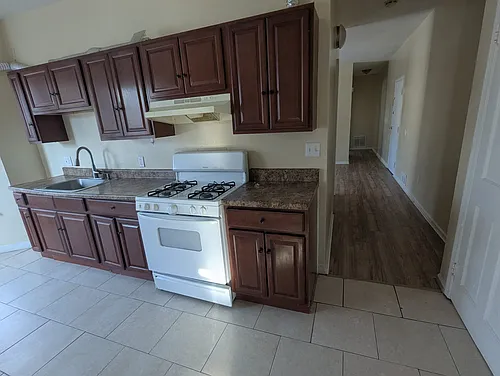 138 Hallock Ave Photo 1