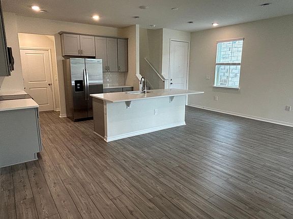 3rd image of 4434 Creek Cir
