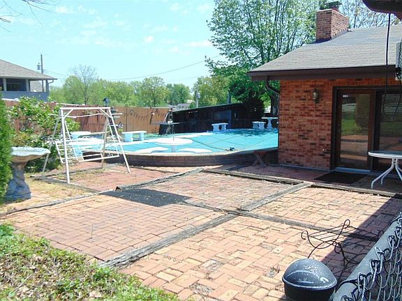 3rd image of 4133 Lois Ln
