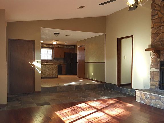 4th image of 1194 Woodlake Dr