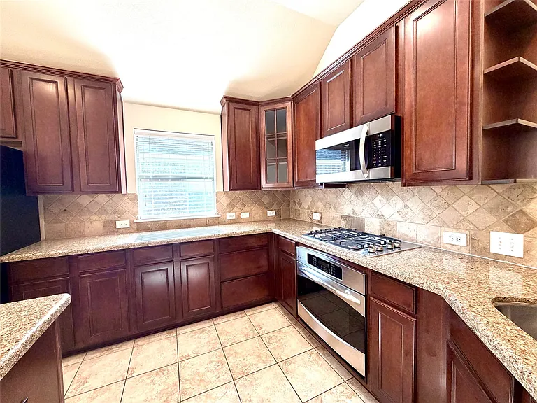 9404 Caliente Dr — Photo 3